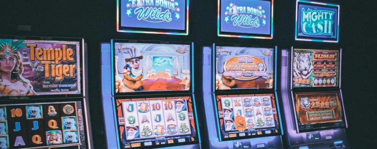 Bánh xe Roulette với ô số đỏ đen và ô 0 xanh cùng bàn đặt cược và chip minh họa cách chơi và tỷ lệ cược